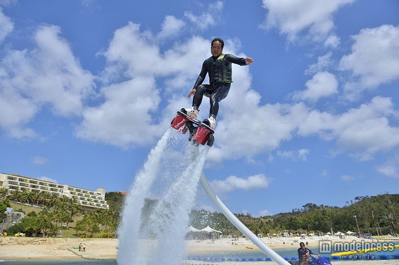 今注目のアクティビティ・フライボード／画像提供：沖縄観光コンベンションビューロー