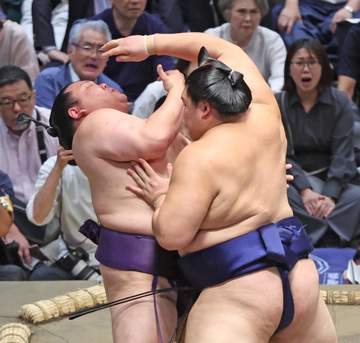 6勝1敗は横綱大の里と大関琴桜の2人に 大関安青錦は関脇熱海富士を退け4勝3敗、連敗を3で止める