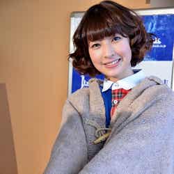 笑顔でファンと握手を交わす日南響子