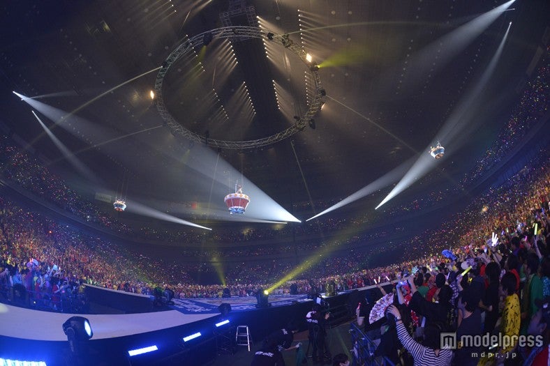 UFOに乗り演出するももいろクローバーZ／photo by Hajime Kamiiisaka
