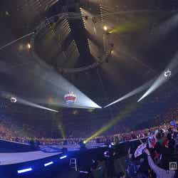 UFOに乗り演出するももいろクローバーZ/photo by Hajime Kamiiisaka