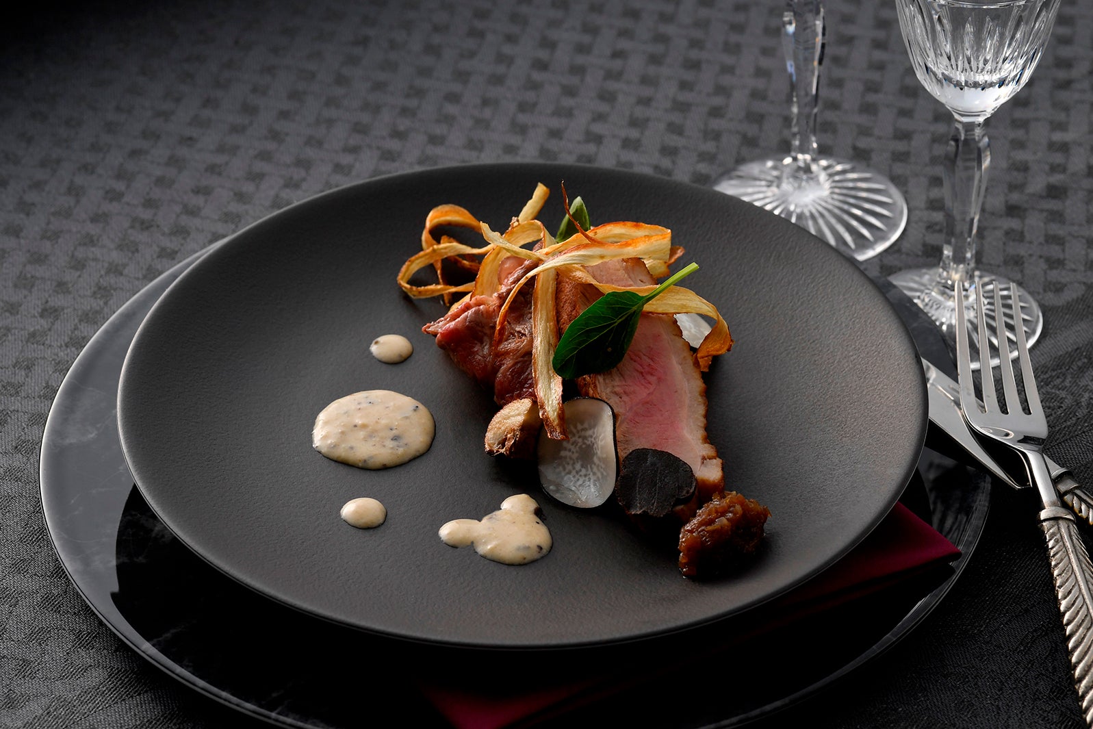 和牛サーロインのグリルと合鴨のロースト、牛蒡とトリュフのソース※画像はイメージ（C）Disney