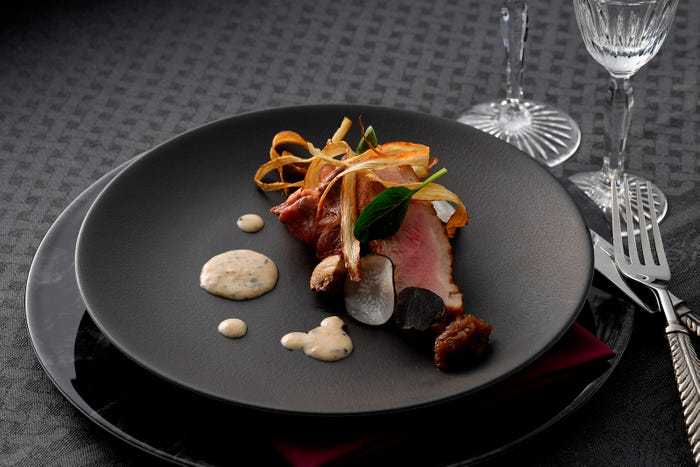 和牛サーロインのグリルと合鴨のロースト、牛蒡とトリュフのソース※画像はイメージ(C)Disney