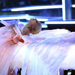 レディー・ガガ、天使に 力強い歌声とメッセージで魅了<第60回グラミー賞>