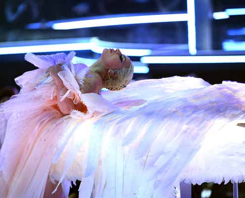 レディー・ガガ、天使に 力強い歌声とメッセージで魅了<第60回グラミー賞>