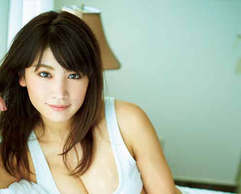 久松郁実、柔らかボディを“王道魅せ”