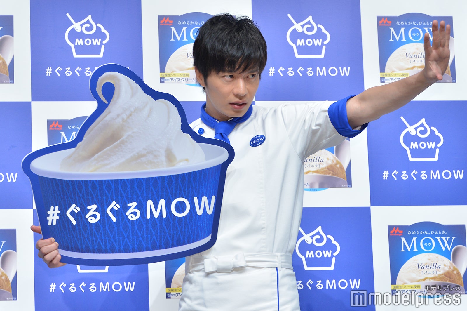 壁ドン風ポーズで笑いを誘う田中圭（C）モデルプレス