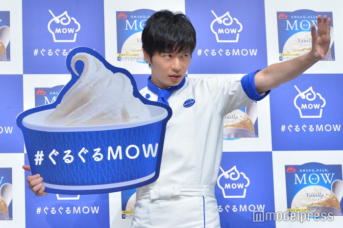 壁ドン風ポーズで笑いを誘う田中圭(C)モデルプレス