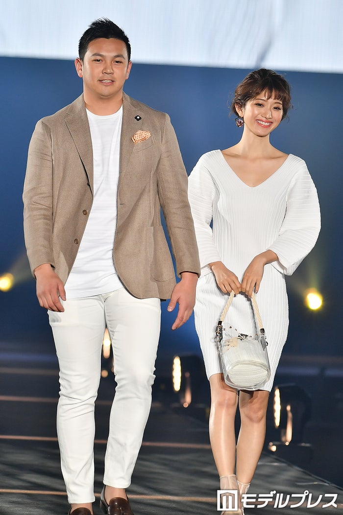 横浜dena山崎康晃選手がモデル挑戦 小室安未とカップル風リンクコーデでランウェイ Tgcしずおか モデルプレス