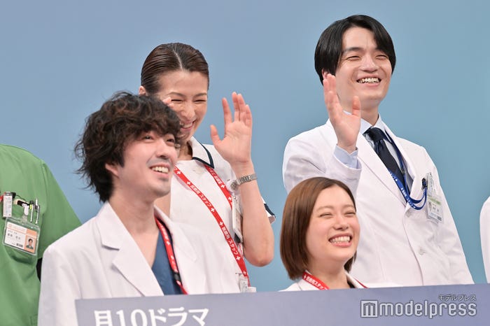 (後列左から)吉瀬美智子、岡山天音(前列左から)若葉竜也、杉咲花(C)モデルプレス