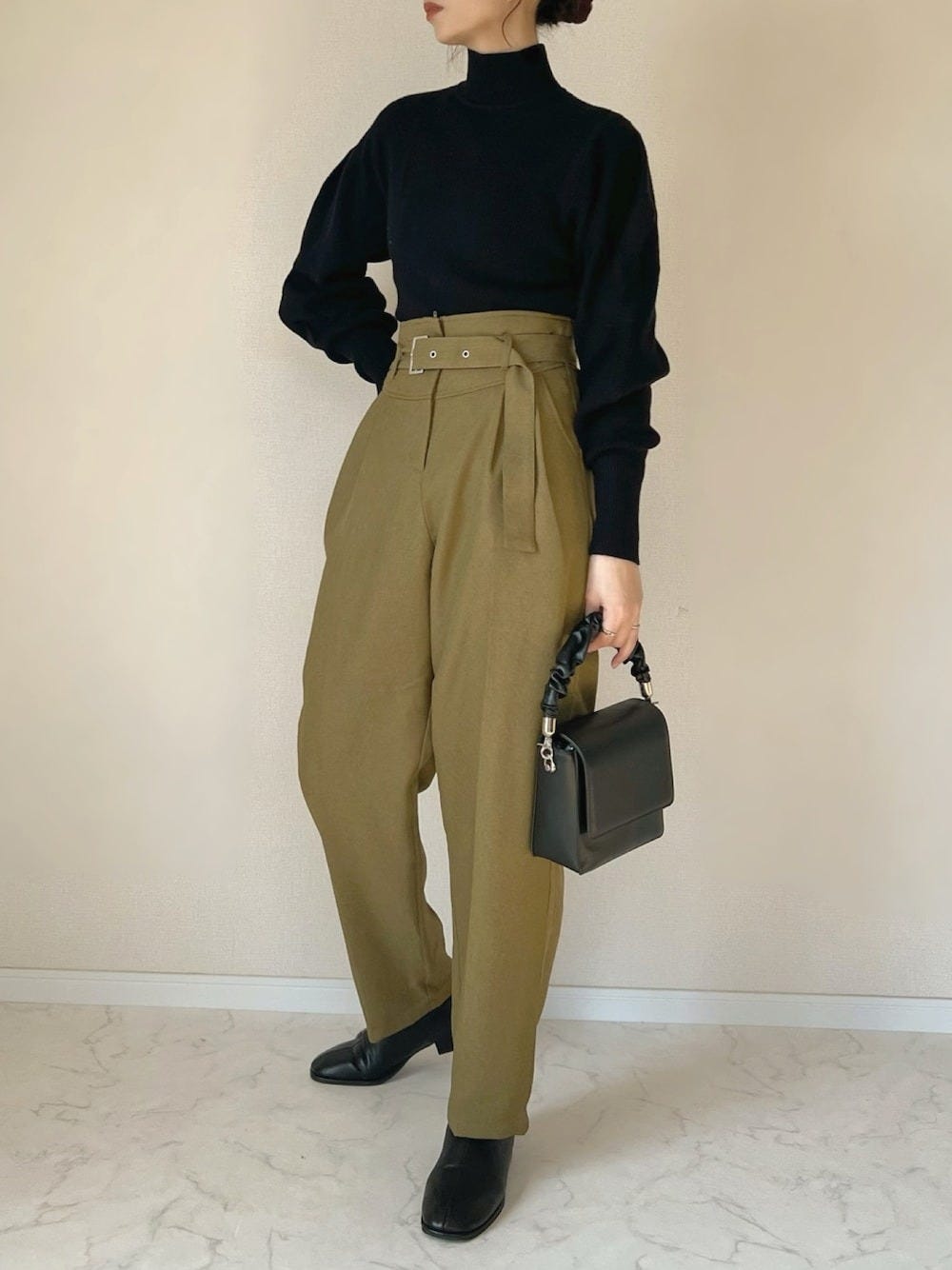 レディース　コーディネート　コーデ　着こなし　トレンド　おしゃれ　お洒落　オシャレ　2023　冬　2月　ニット　セーター　パンツ　黒ニット