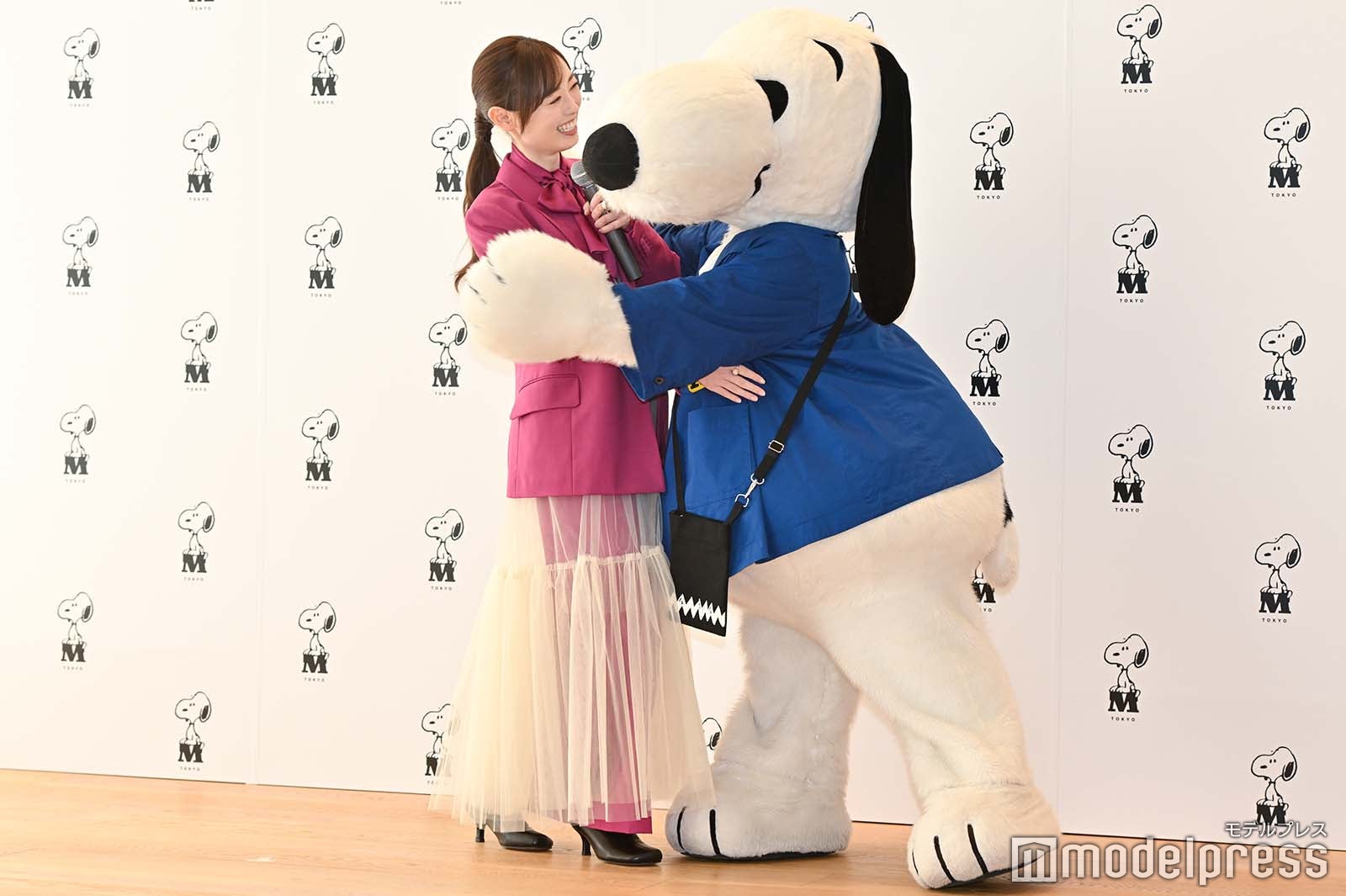 福原遥とハグするスヌーピー（C）モデルプレス