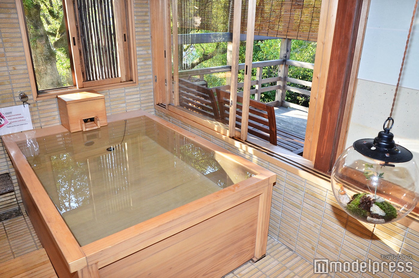 京都「南禅寺 八千代」本館「松の間」の半露天風呂（C）モデルプレス