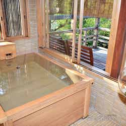 京都「南禅寺 八千代」本館「松の間」の半露天風呂（C）モデルプレス
