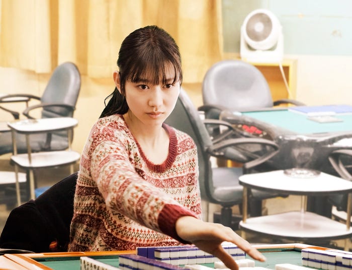 岡本夏美/映画「女流闘牌伝aki-アキ-」より(C)2017花崎圭司・大崎充/竹書房/「aki」製作委員会