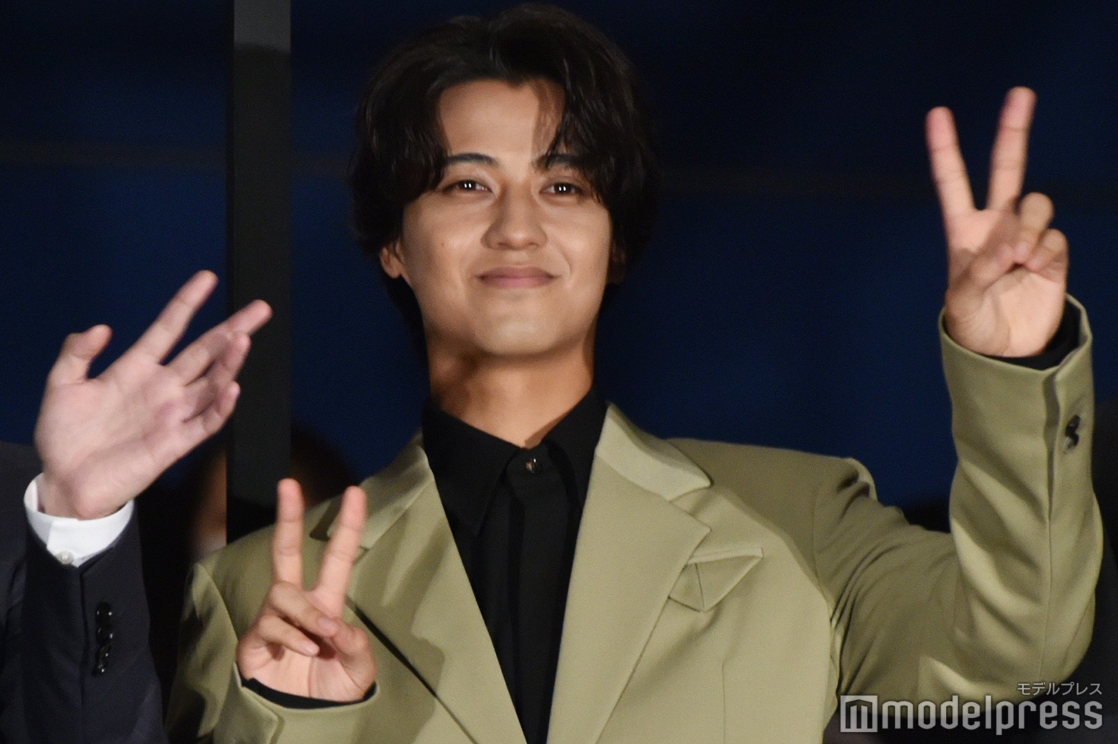 喜びのあまり舌がまわらなくなるもピースをかかげた高橋海人（C）モデルプレス