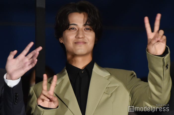 喜びのあまり舌がまわらなくなるもピースをかかげた高橋海人(C)モデルプレス