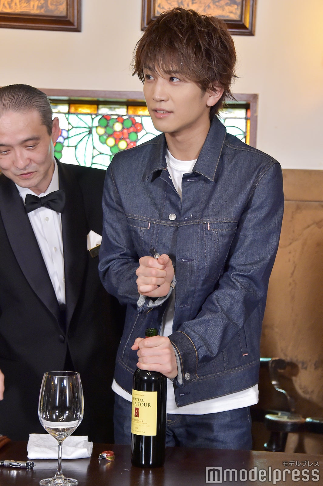 ワインの注ぎ方／岩田剛典「ホテル研修」の様子（C）モデルプレス