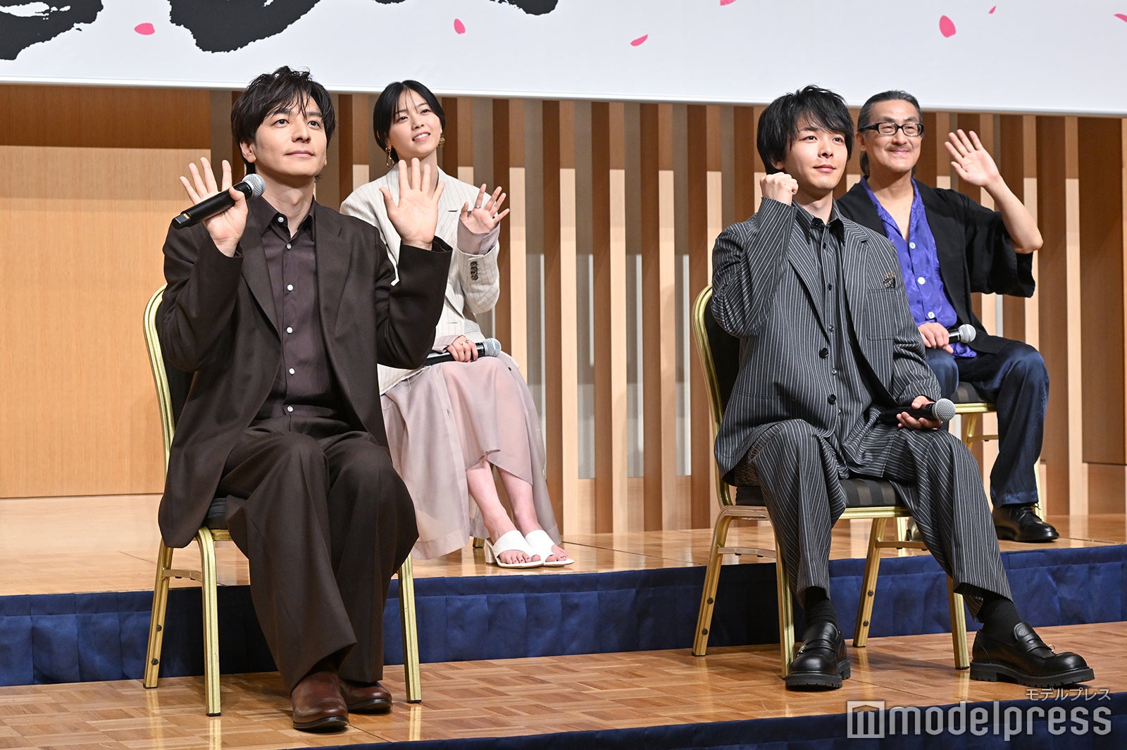 （後列左より）西野七瀬、粟根まこと（前列左より）生田斗真、中村倫也（C）モデルプレス
