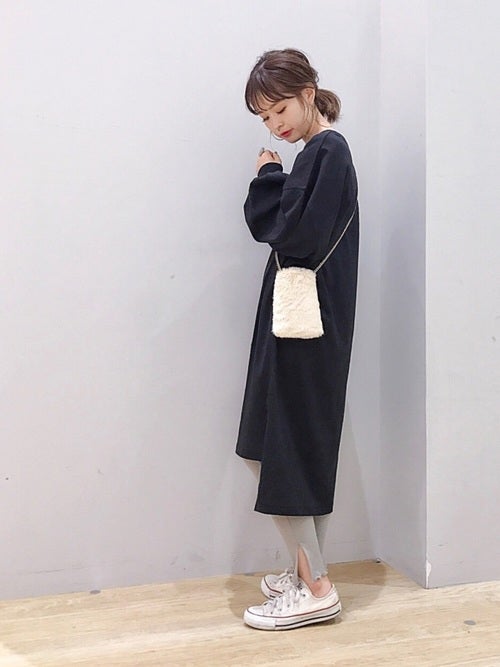 黒のワンピース×レギンス