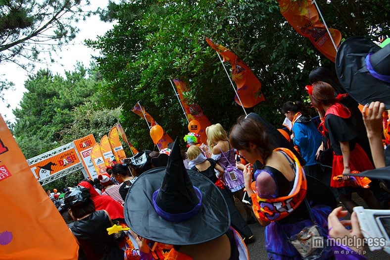 「HALLOWEEN DASH」スタート地点に向かう参加者たち