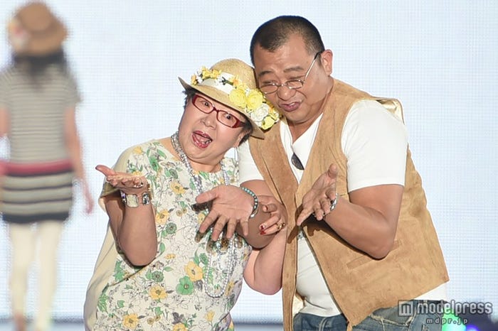 (左から)母親の木下定子さん、木下隆行