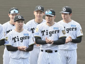 阪神 球場表示の登録名は今年も“佐藤輝” 練習後インタビューで明かす