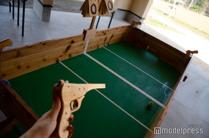 ゴム銃で遊ぶサッカーゲーム（C）ビューティーガール