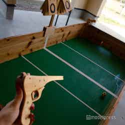 ゴム銃で遊ぶサッカーゲーム（C）モデルプレス