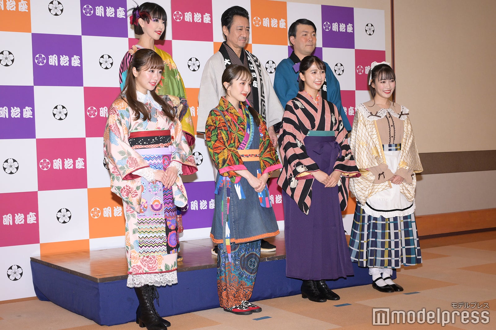 （前列左から）ももいろクローバーZ／佐々木彩夏、百田夏菜子、玉井詩織、高城れに（後列左から）彩羽真矢、大友康平、オラキオ（C）モデルプレス