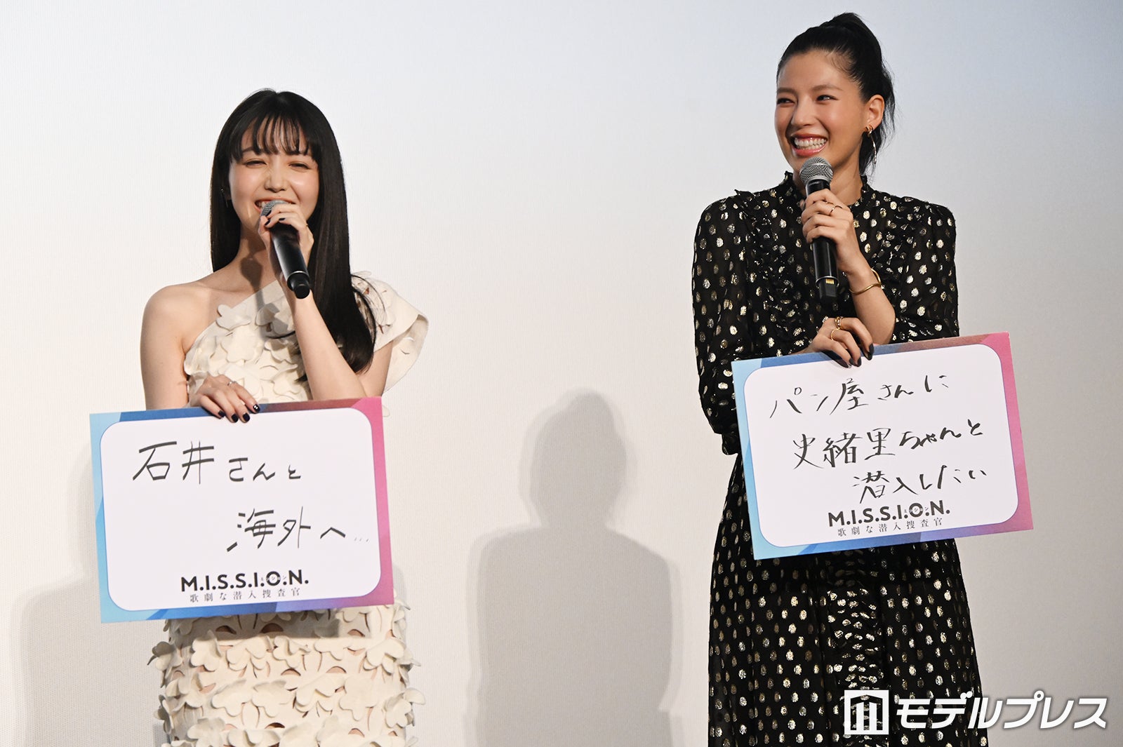 久保史緒里とパン屋でパンをこねたい石井杏奈（C）モデルプレス