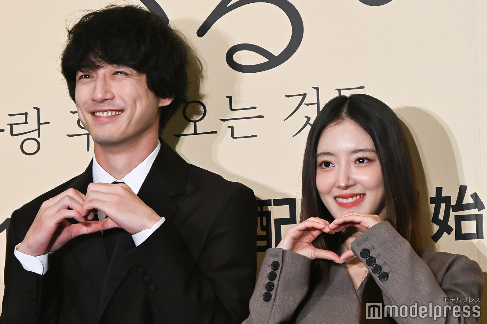 ハートポーズを決める坂口健太郎、イ・セヨン（C）モデルプレス