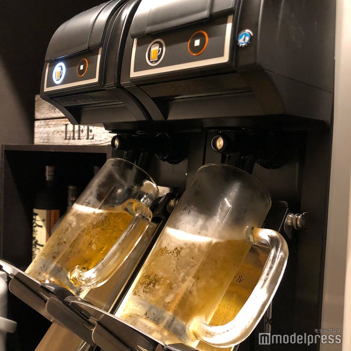 レセプション脇にある飲み放題のビールサーバー（C）ビューティーガール