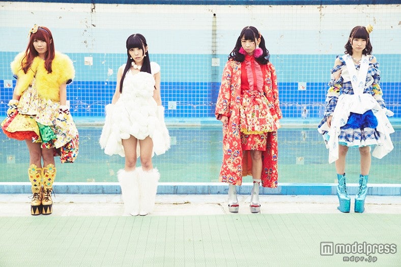 でんぱ組.incビジュアルアーティストブック「DEMPA la mode でんぱ組.inc visual artist book」（画像提供：祥伝社）（C）ryuji sue