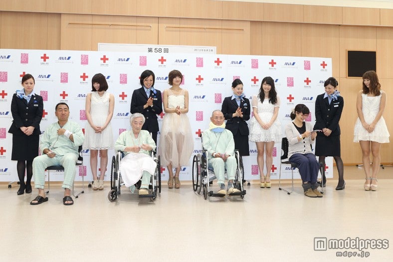 入院している患者へ「すずらんの花」を贈呈したAKB48とANA客室乗務員