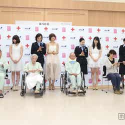 入院している患者へ「すずらんの花」を贈呈したAKB48とANA客室乗務員