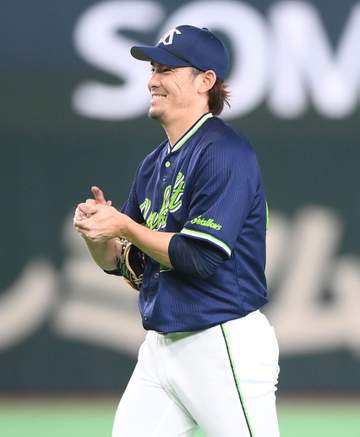 ヤクルト・高梨 七回1死から初安打を許す 完全試合途切れマウンド上で苦笑い 