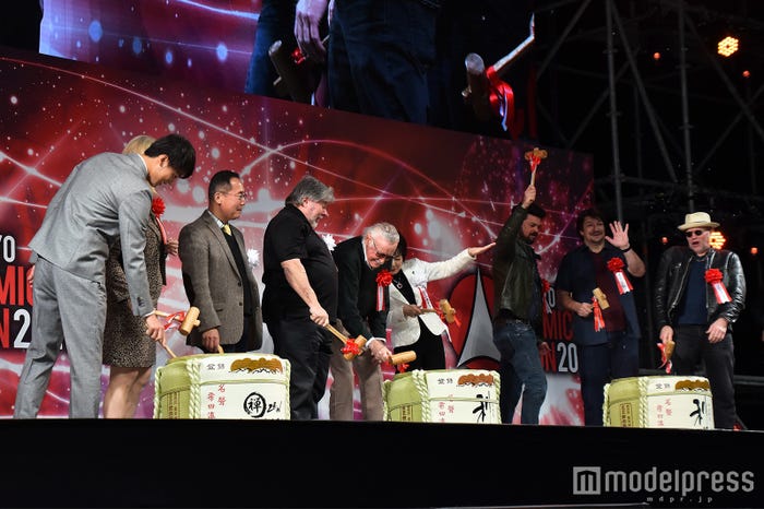 竹内涼真(左)らが鏡開き(C)モデルプレス