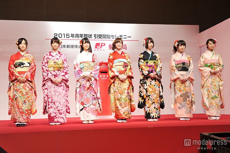 「2015年年賀状引き受け開始セレモニー」に出席した(左から)星野みなみ、西野七瀬、生田絵梨花、白石麻衣、橋本奈々未、秋元真夏、桜井玲香