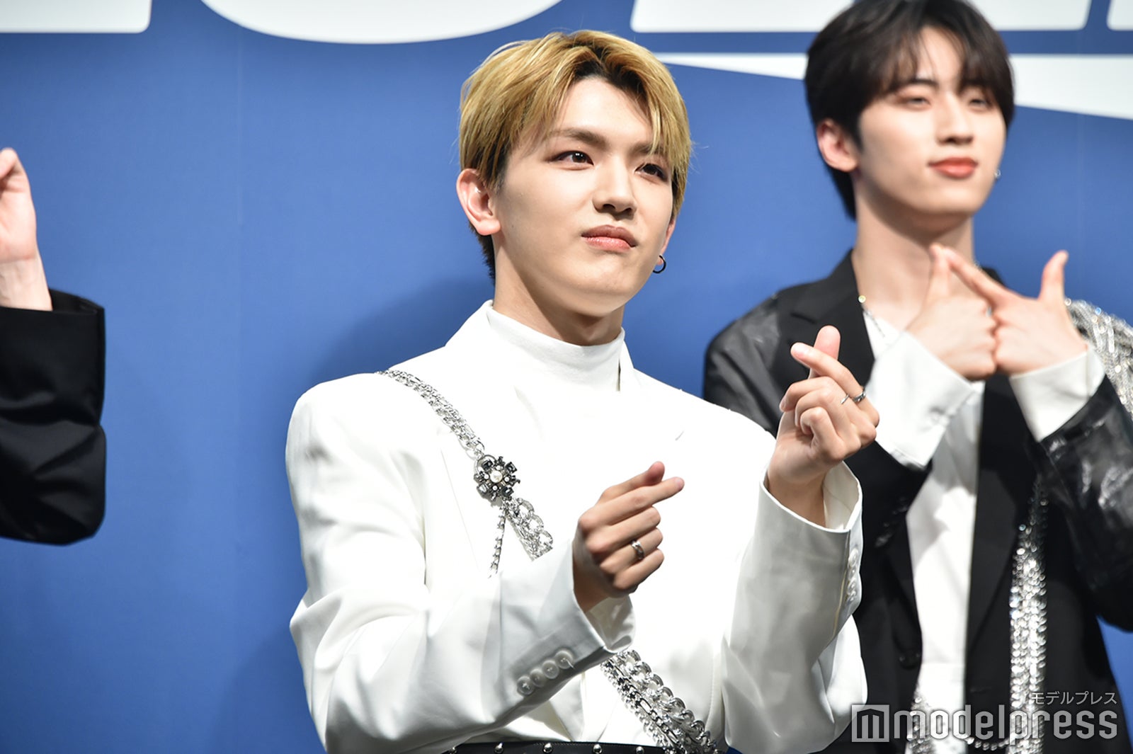 指ハートに挑戦する高塚大夢 （C）モデルプレス