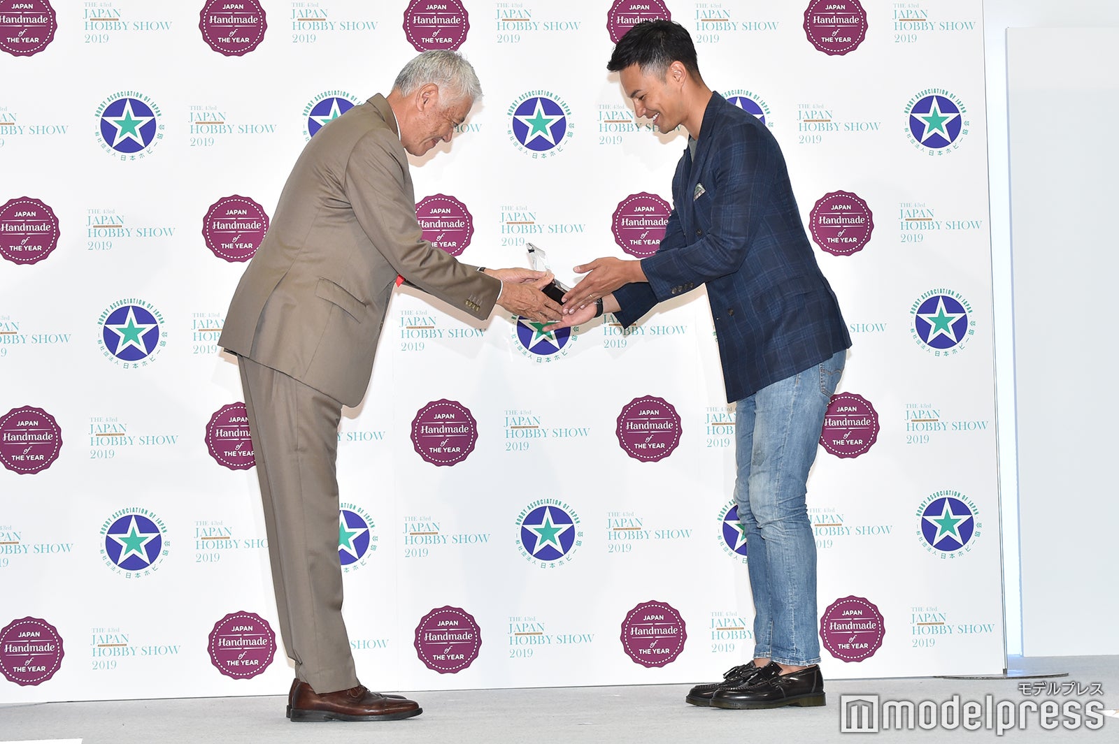 （右）ユージ（C）モデルプレス