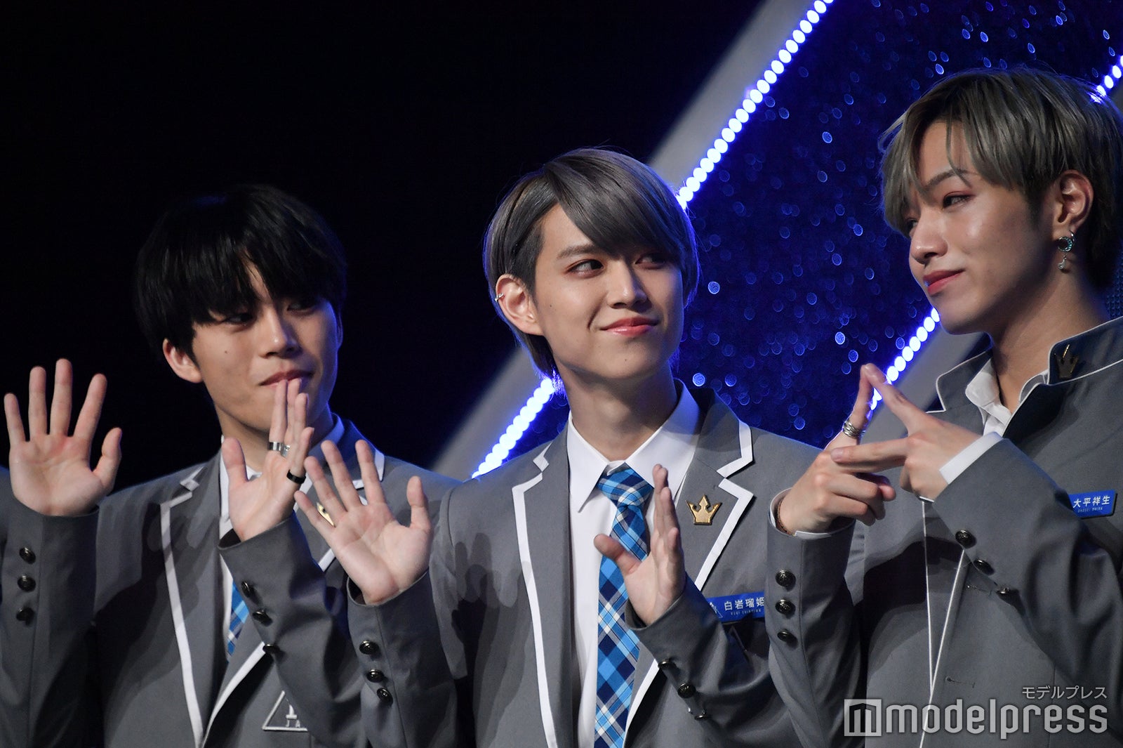 ムービー撮影タイムで動きをつける木全翔也、白岩瑠姫、大平祥生（C）モデルプレス