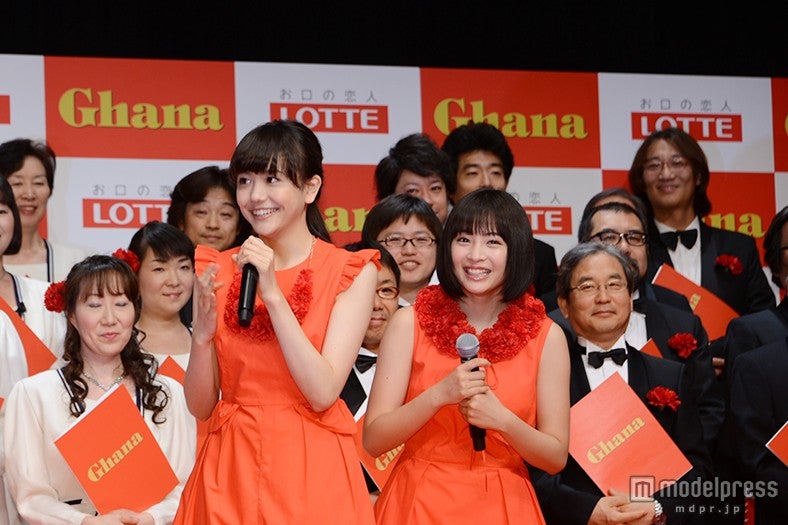 合唱団の歌声に感激する2人