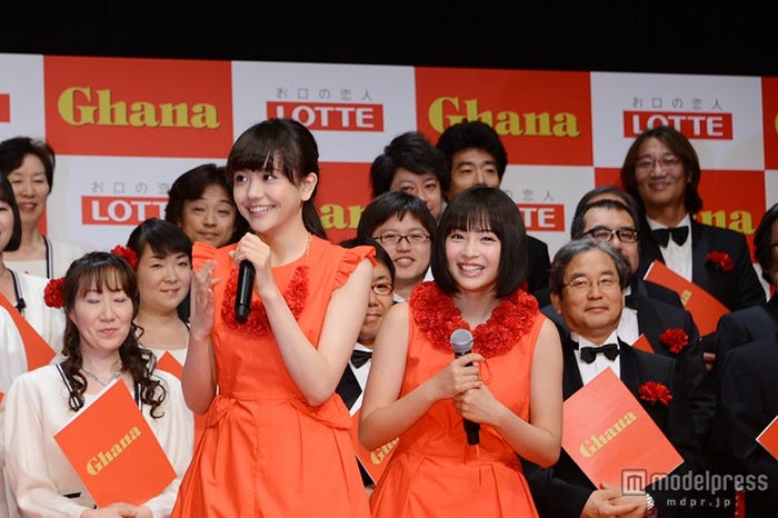 合唱団の歌声に感激する2人