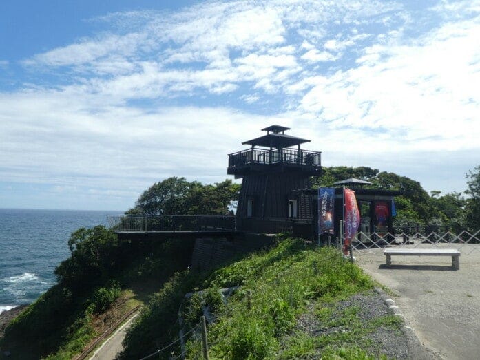 聖域の岬(珠洲岬)の展望台ブルーバード。空中に突き出したように見える展望ポイントは安全と分かっていてもドキドキします(2019年7月撮影)