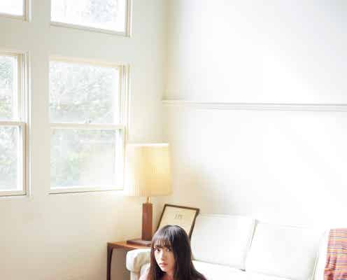 欅坂46渡辺梨加、ニットワンピでリラックスモード 美脚もチラリ