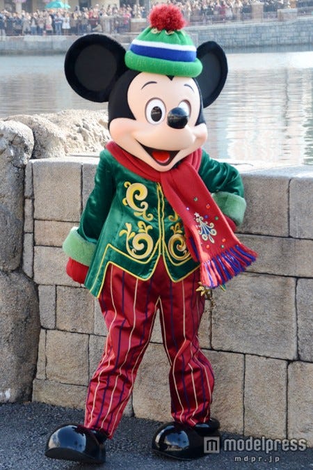 「ホリデーグリーティング・フロム・セブンポート」で披露したクリスマスコスチューム