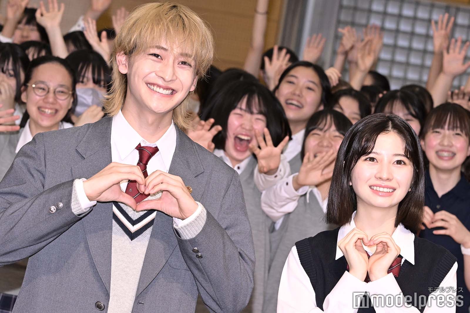 高橋文哉、桜田ひより（C）モデルプレス