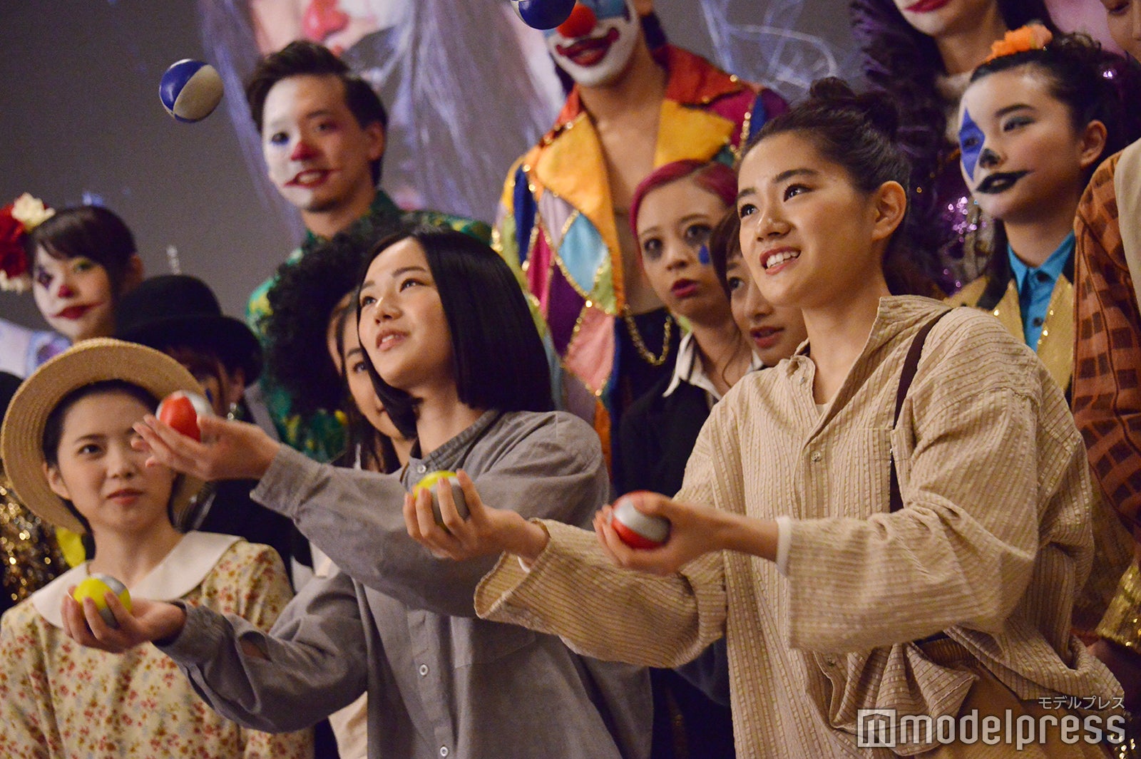 湯川玲菜、仲美海によるカスケード （C）モデルプレス