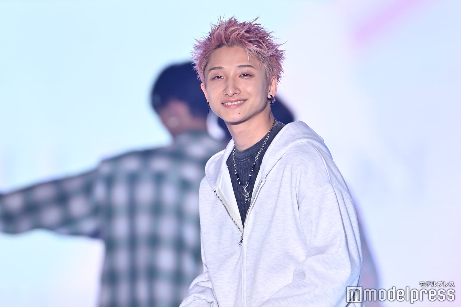 BUDDiiS高尾楓弥、もーりーとグータッチでランウェイ引き継ぐ サングラス外しにキュン【TGC2026 S/S】